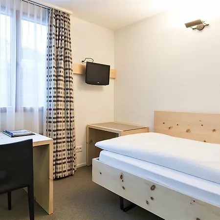 Hotell Hauser 3*